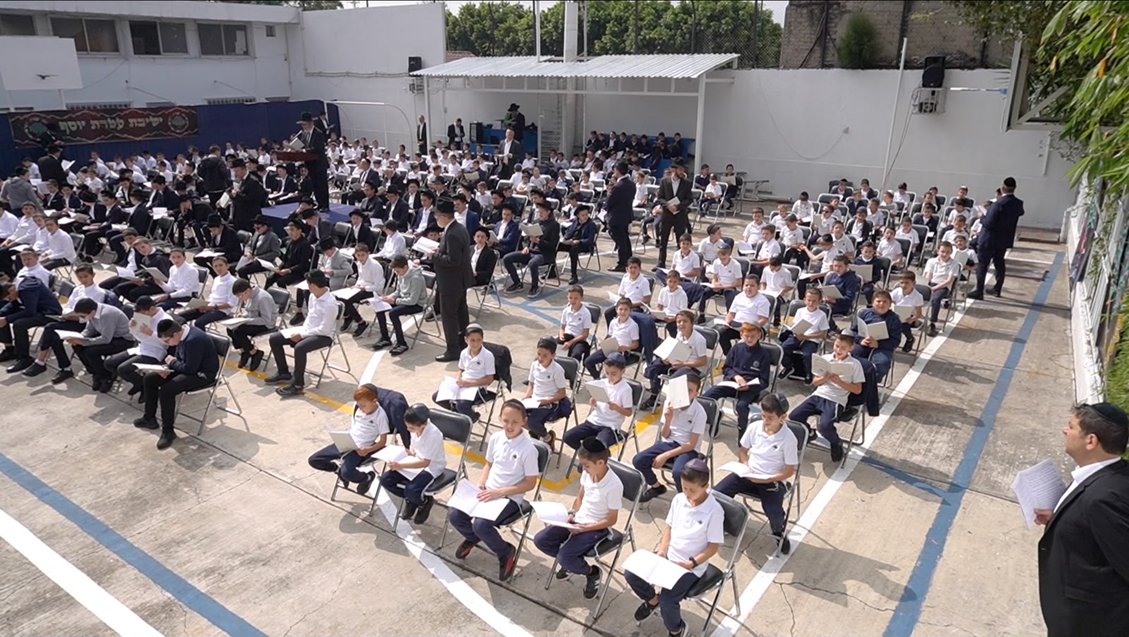 Alumnos de Yeshivá Ateret Yosef estudiando Torá en el patio